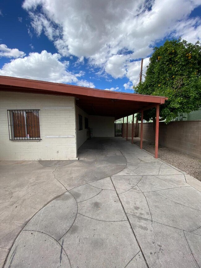 Primary Photo - 2315 E Glenn St