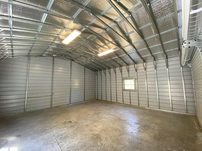 Building Photo - Gorgeous Home w/Huge Shop in La Pine!