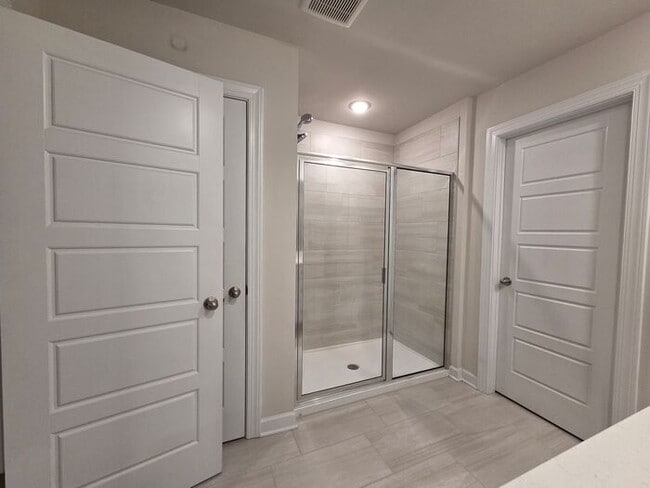 Building Photo - Beautiful and spacious! Ready for move in!