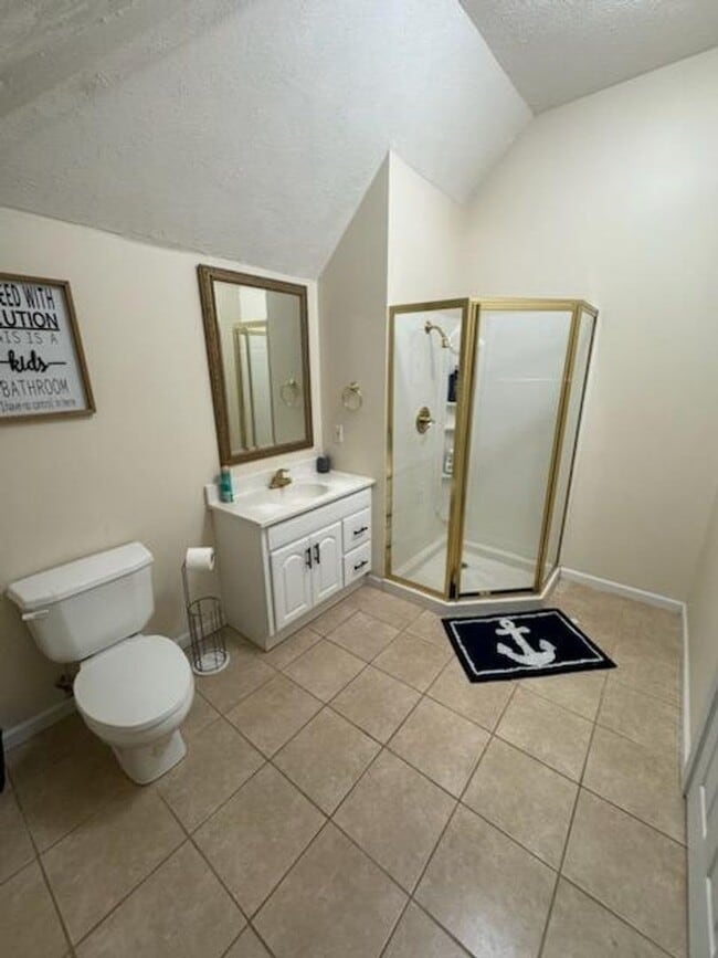 Building Photo - Beautiful, 5-bedroom home in a quiet subdi...