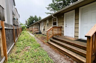 Building Photo - Cozy Urban Living: 2BD/1BA in Brentwood-Da...