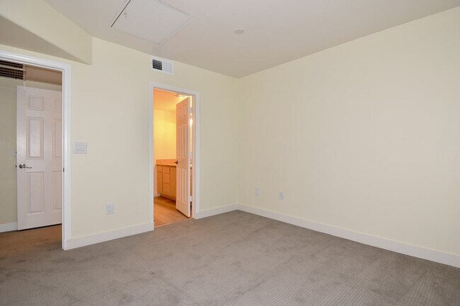 Building Photo - Charming 2nd Floor Unit In Gated Community!