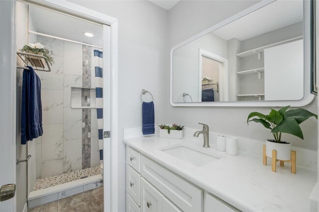 Building Photo - Beautifully Updated Condo