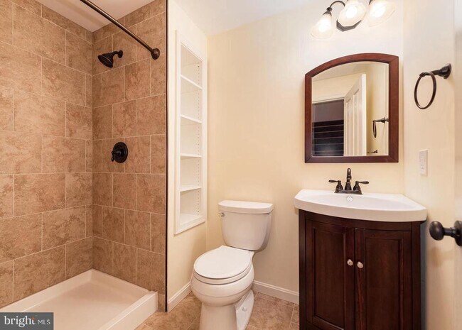 Building Photo - 645 Realm Ct W