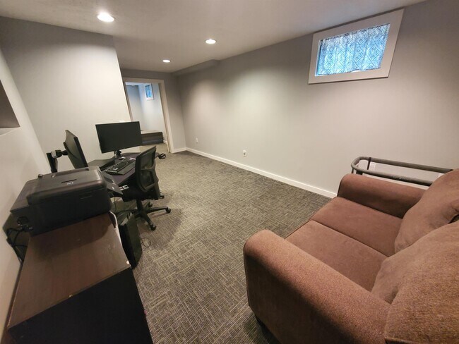 Building Photo - 741 Monroe St NE