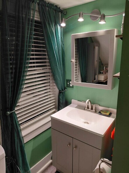 Building Photo - 82 Main St