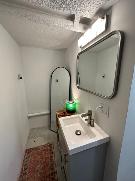2nd vanity - 2017 Rosilla Pl