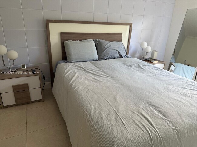 Building Photo - 3582 NE 171 St