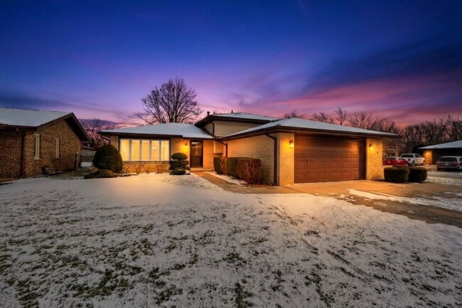 Building Photo - 11201 Deerpath Ln