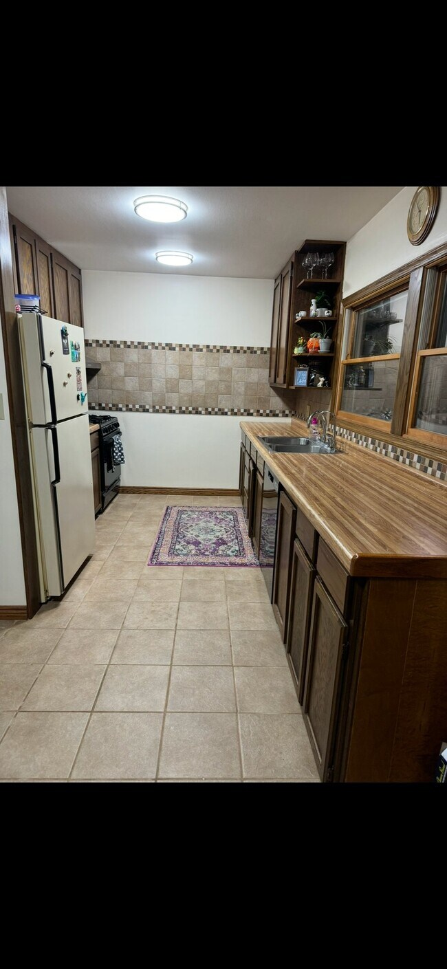 Building Photo - 524 Lakeview Dr