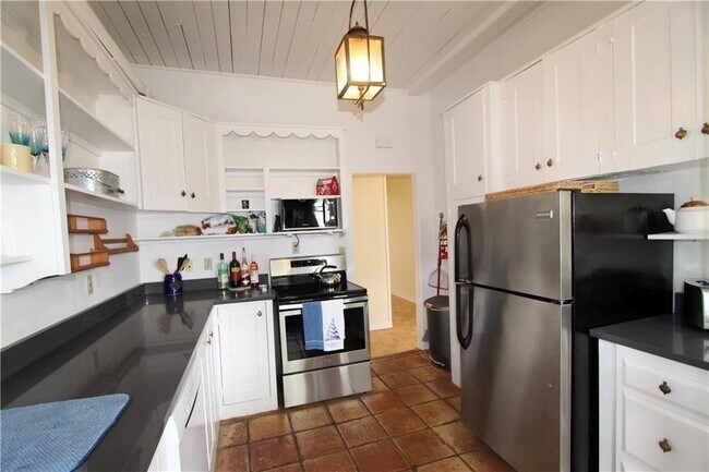 Building Photo - 167 Coggeshall Ave