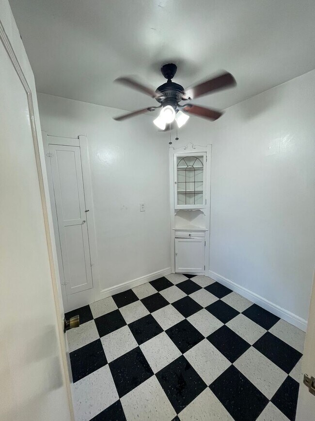 Building Photo - Charming Midtown Studio - 24th Street & J ...