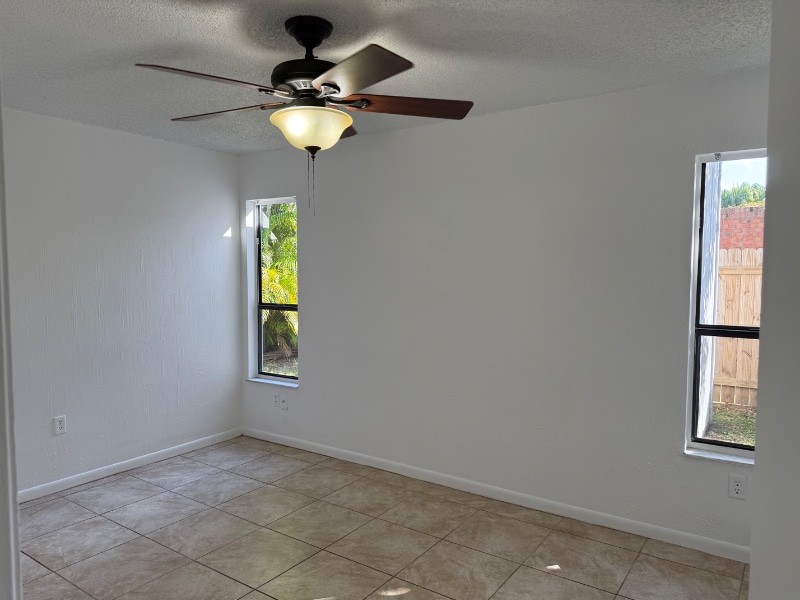 Building Photo - 467 Willow Tree Dr