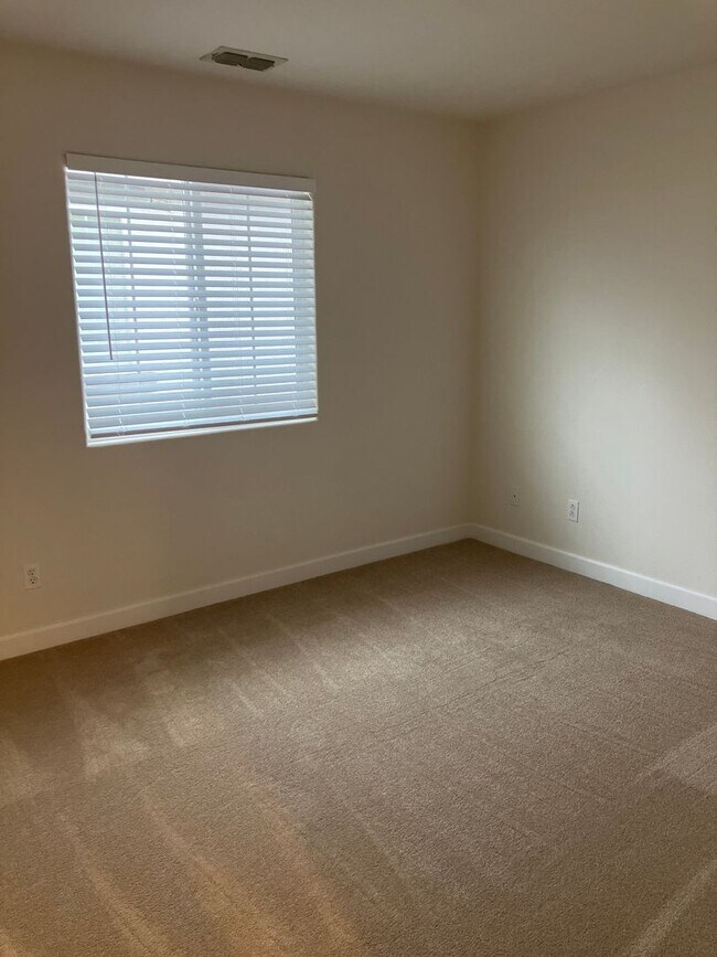 Building Photo - Roseville Cool and Close to Everything