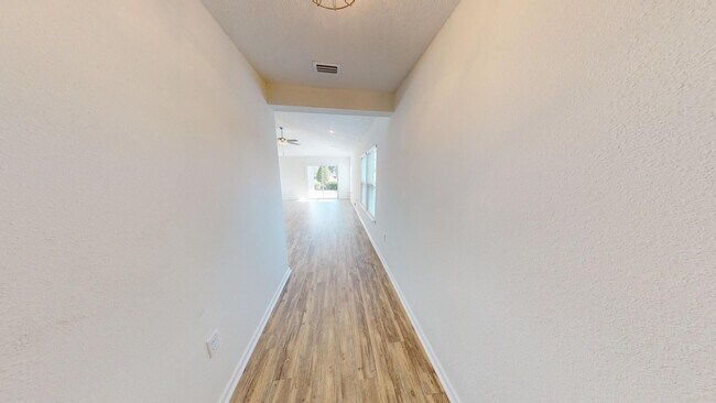 Building Photo - LOCATION! LOCATION! LOCATION!