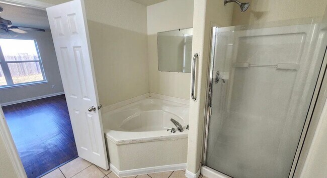 Building Photo - 712 Lazy Crest Dr
