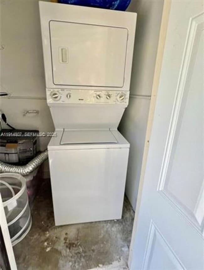 Building Photo - 3520 SW 25th St