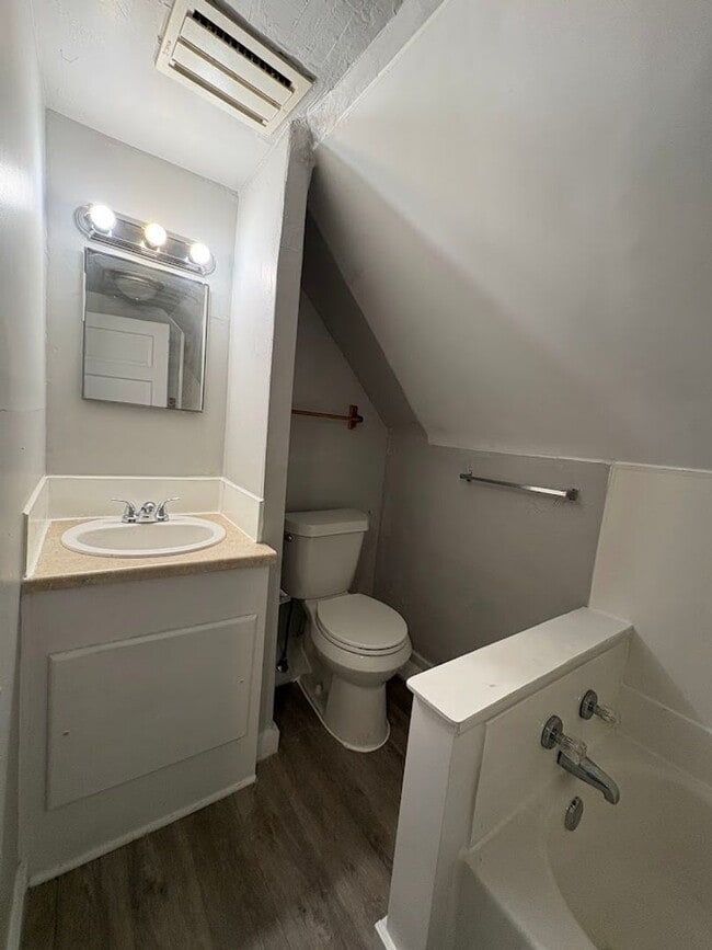 Building Photo - 96 Hall St