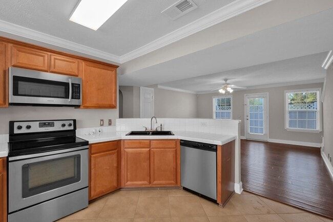 Building Photo - Donelson townhouse, 2 minutes from the lak...