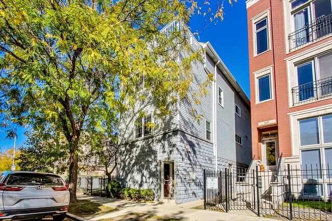 Building Photo - 1640 W Diversey Pkwy