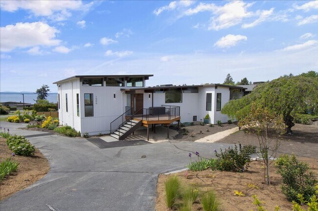 Building Photo - 4Bd/3.25Ba Shoreline House