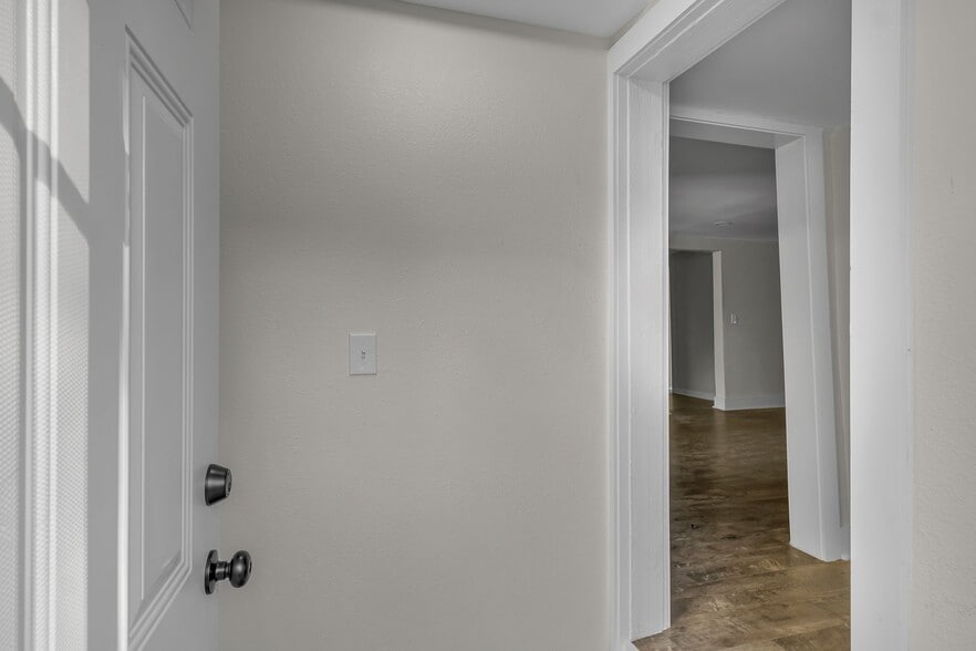 Building Photo - 403 Carpenter St