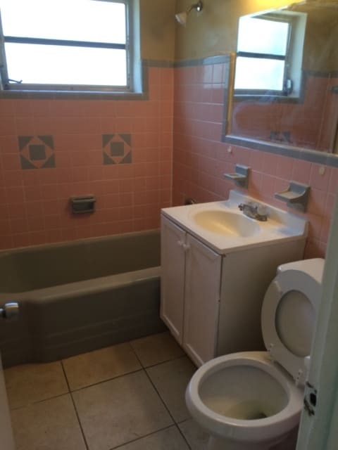 Building Photo - Large 6-2 house with new central air