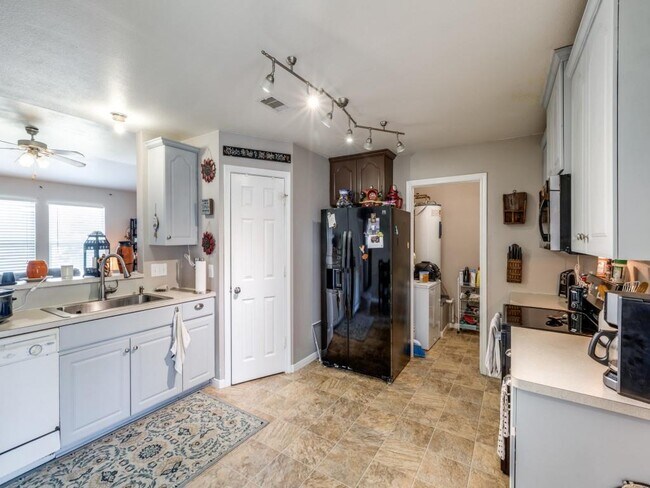 Building Photo - 9651 Oak Hill Dr