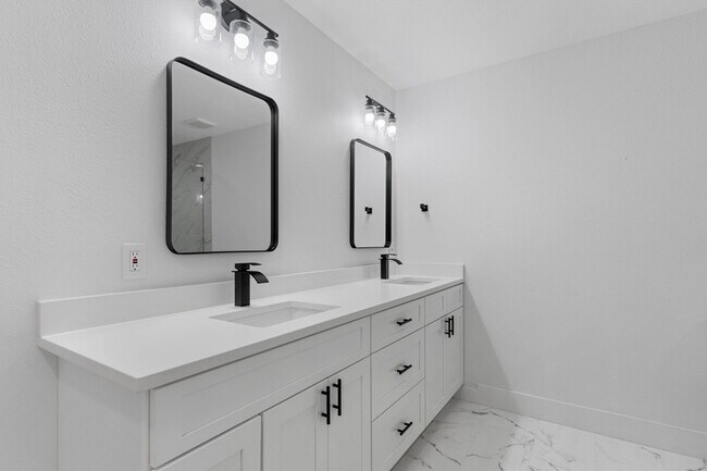 Building Photo - 219 Lakeview Dr