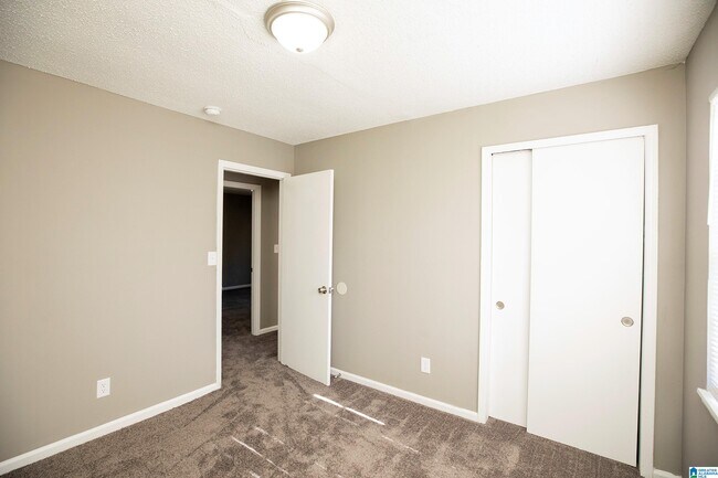 Building Photo - 5140 Hickory Dr NE