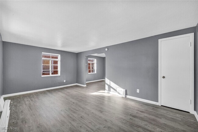 Building Photo - 420 E 222nd St