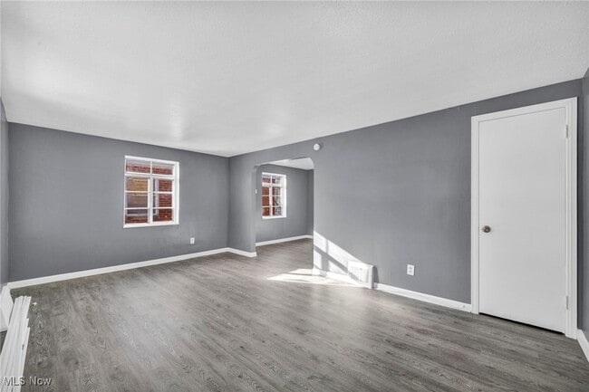 Building Photo - 422 E 222nd St