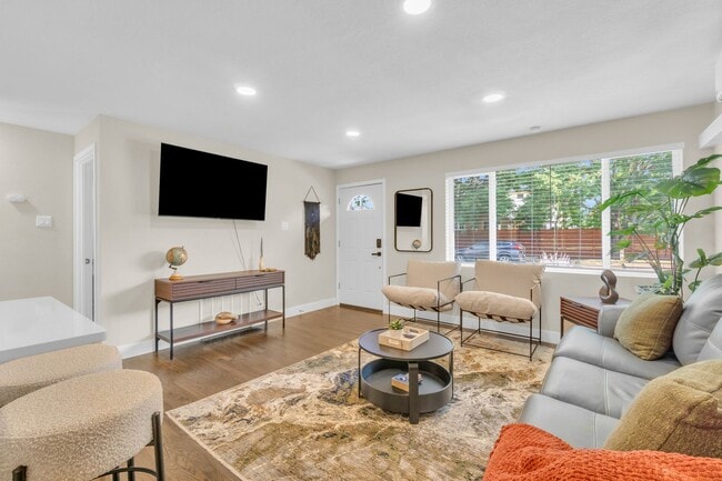 Building Photo - Fully Furnished Sunnyside Townhome | All-Inclusive | Flexible Stays