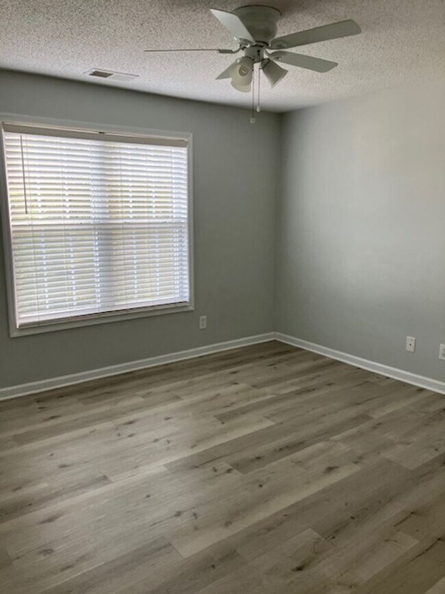 Building Photo - 719-I