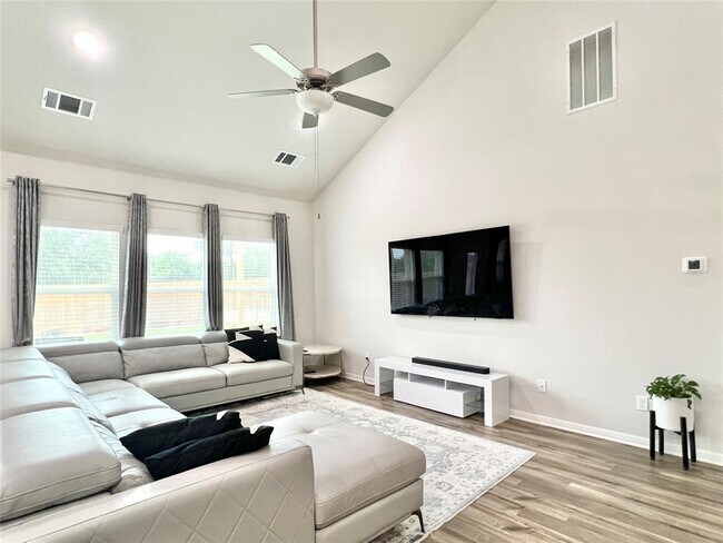Building Photo - 1600 Longhorn Ranch Dr