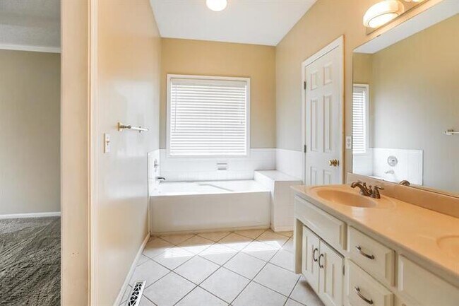 Building Photo - 2601 SW 10th St, Kansas City, MO, 64081