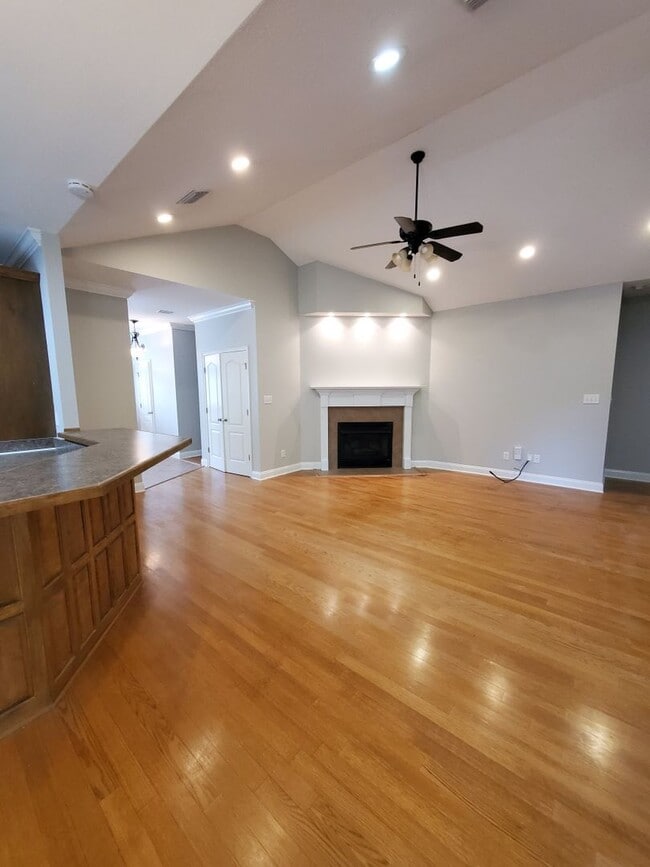 Building Photo - Stunning 3-Bedroom Home in the Heart of Ge...