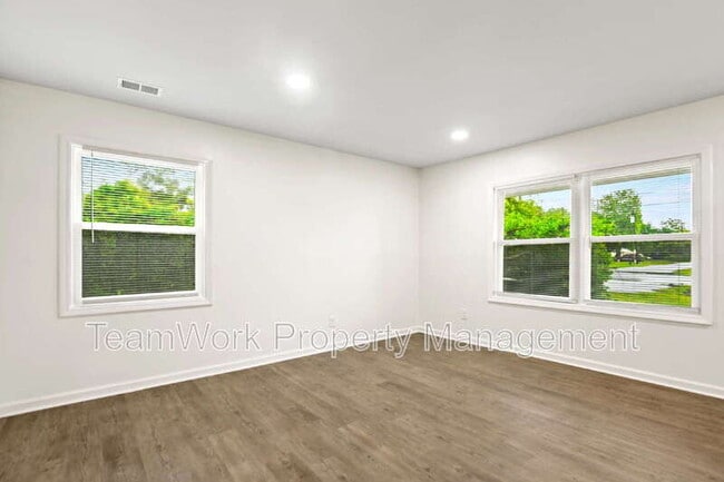 Building Photo - 3006 Azalea Dr