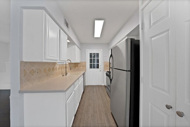 Building Photo - 715 Terryland Dr