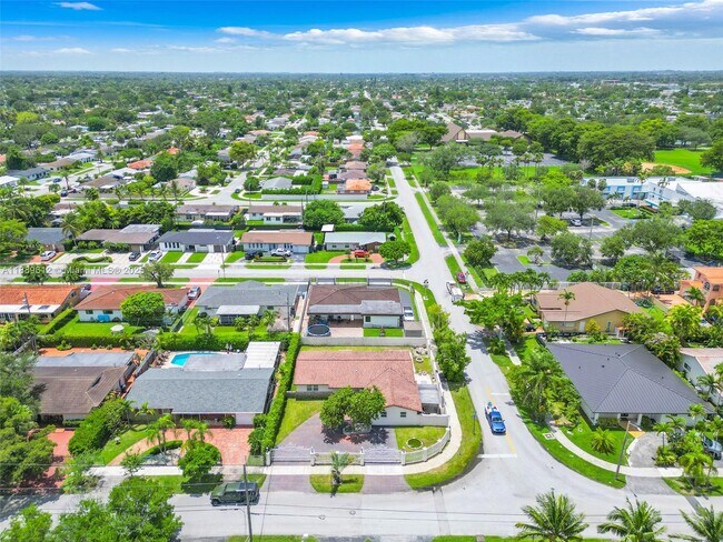 Building Photo - 4400 SW 89th Ave