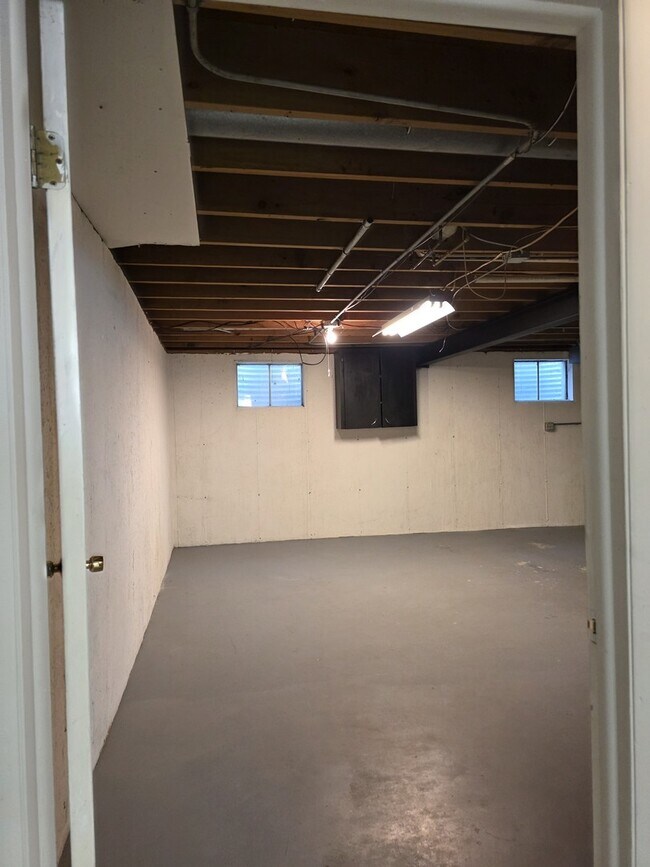 Building Photo - 87 W Surrey Ln