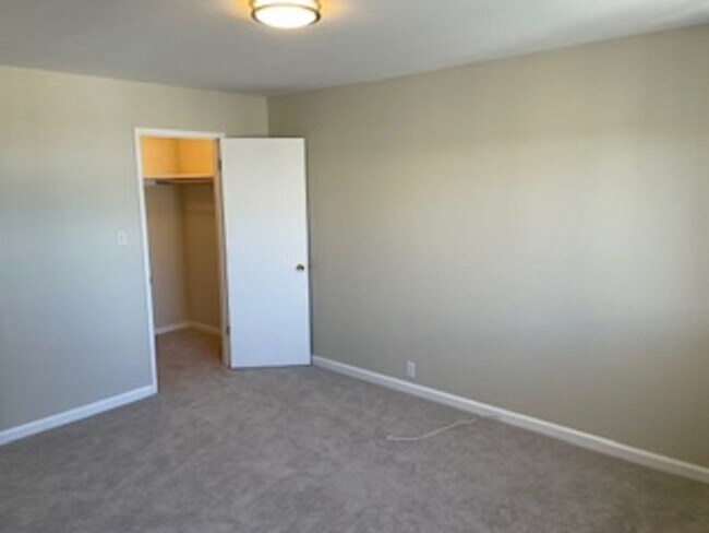 Building Photo - Beautiful Condo with views from Mt. Olympus!