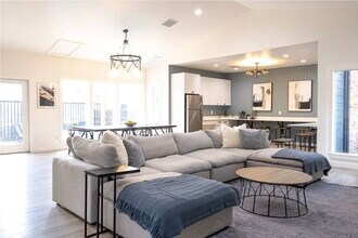 Building Photo - 2170 Thousand Oaks Dr