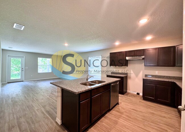 Building Photo - Luxury Home & Free to Apply!