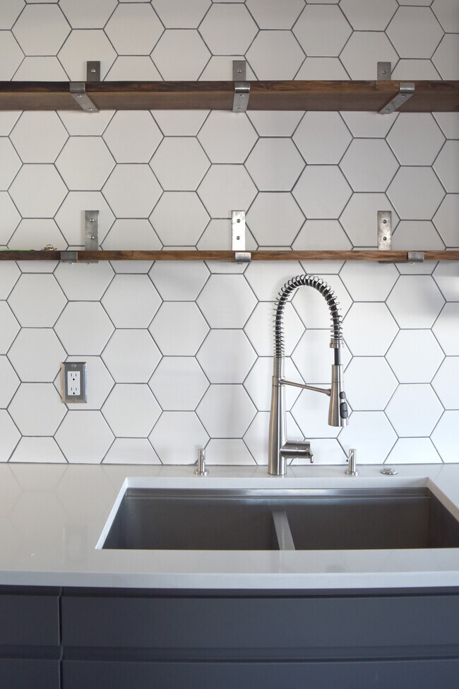 Building Photo - 607 Cherry Ave