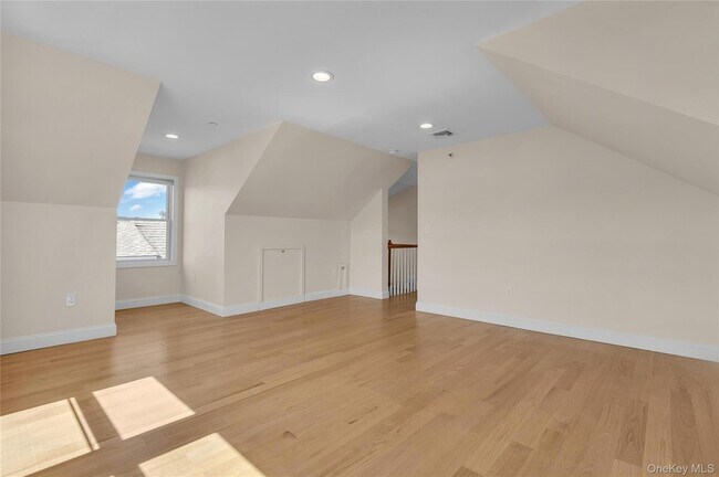 Building Photo - 31 Maple St