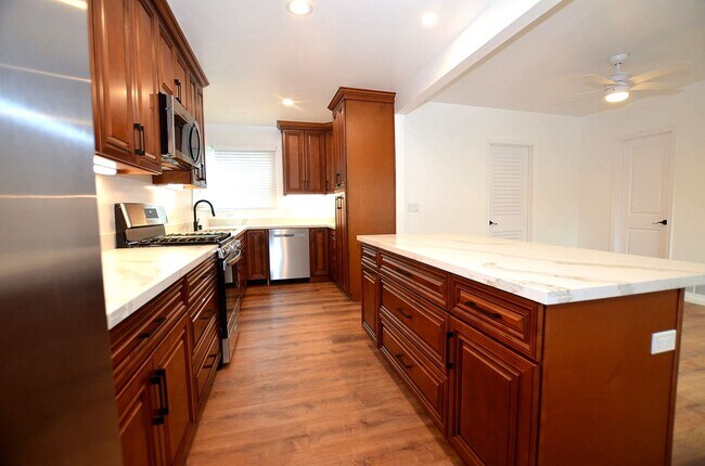 Building Photo - 4Bedroom 3.5 Bathrooms single family home