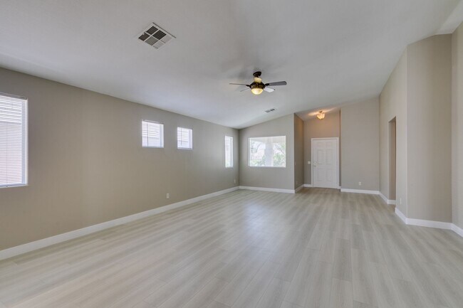 Building Photo - This  one-story home is located in the hea...