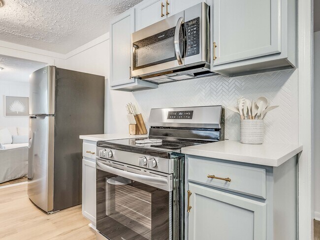 Building Photo - DeLesseps Furnished Apartment