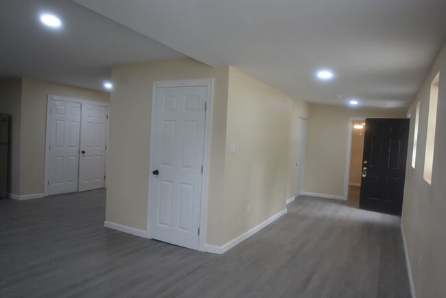 Building Photo - Updated and Charming 3 Bedroom 1.5 Bathroo...